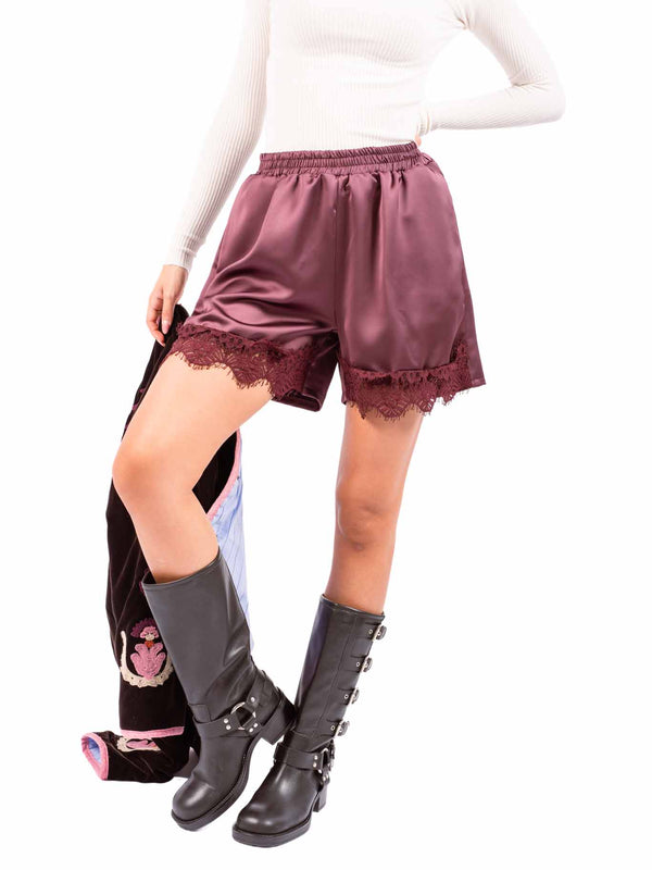 Short in Satin Bordeaux con Applicazione in Pizzo da donna Tensione in