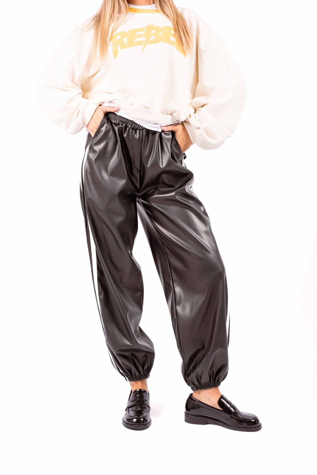 Pantaloni Jogger in Ecopelle Nera con Bande donna Miss love - 1