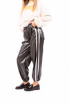 Pantaloni Jogger in Ecopelle Nera con Bande donna Miss love - 3