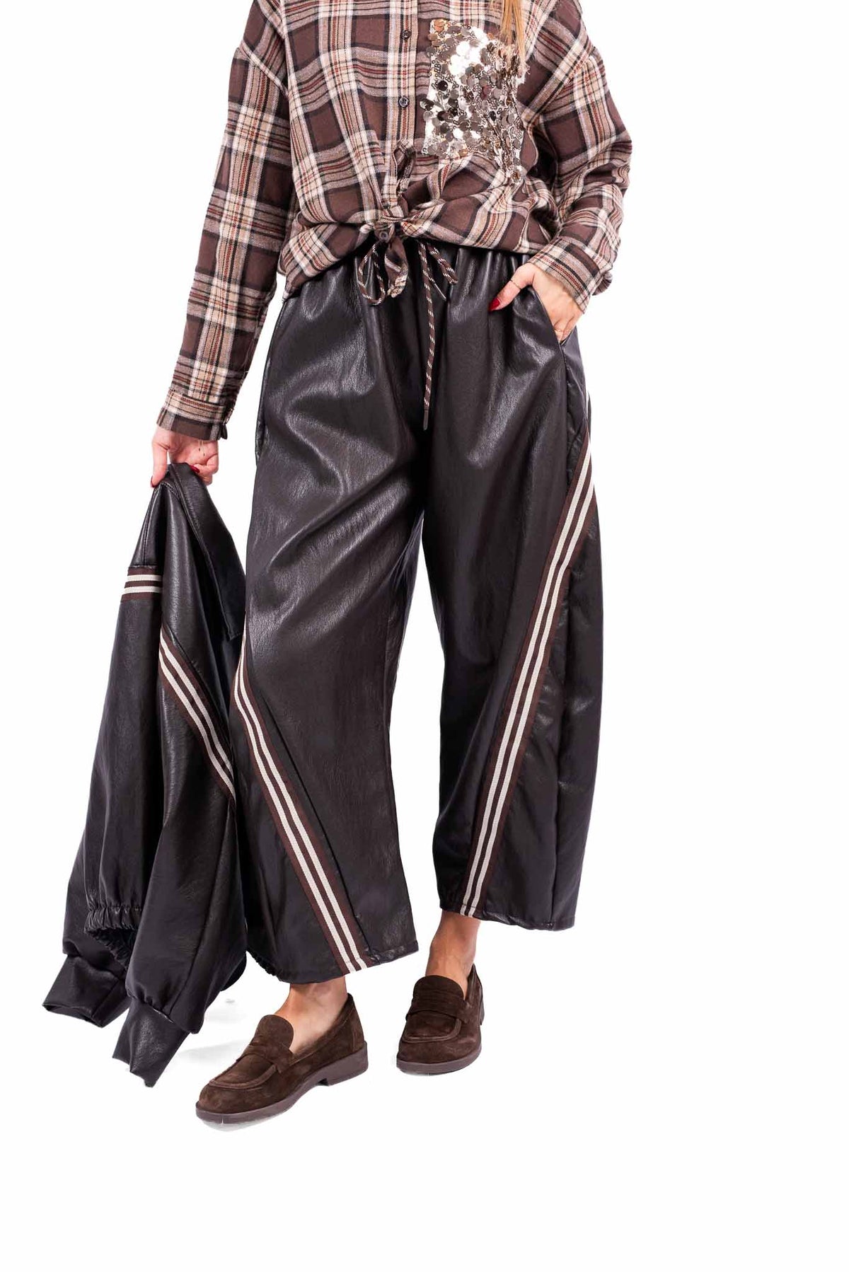 Pantaloni Jogger in Ecopelle Marrone con Bande donna Miss love - 4