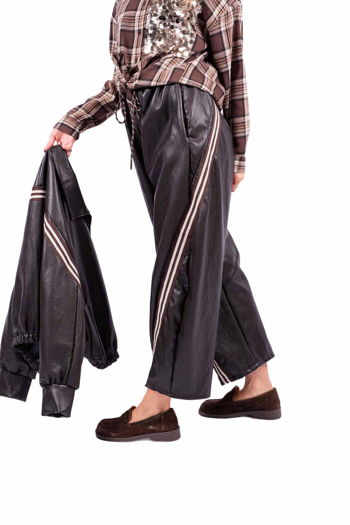 Pantaloni Jogger in Ecopelle Marrone con Bande donna Miss love - 1