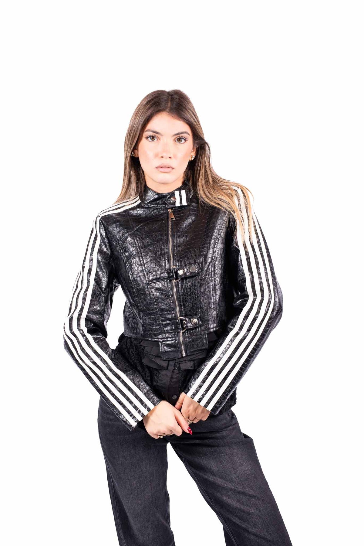 Giacca Crop in Ecopelle Nera Effetto Coccodrillo con Bande donna Miss love - 1