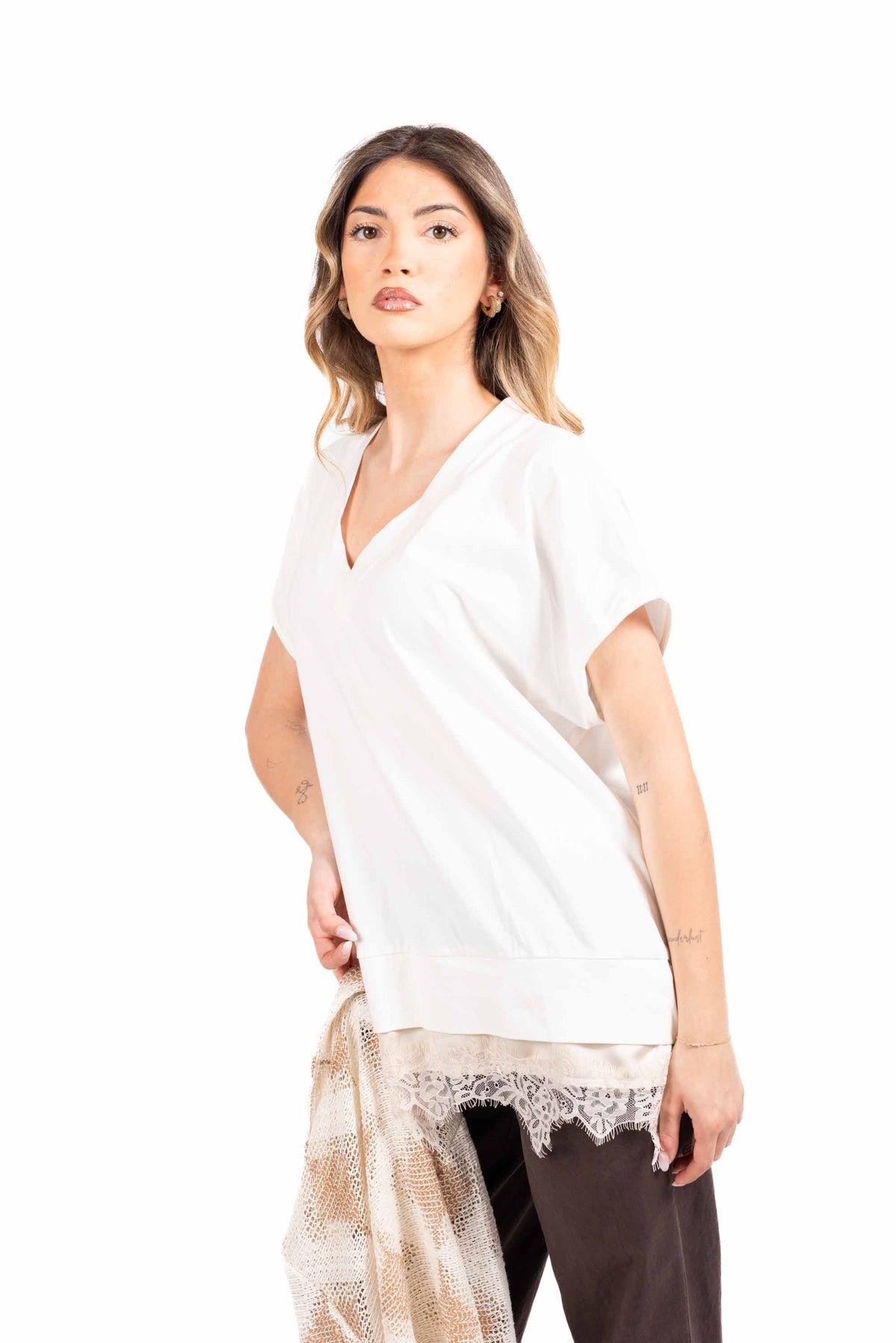 T-shirt Bianca con Balza in Pizzo donna Miss love - 1