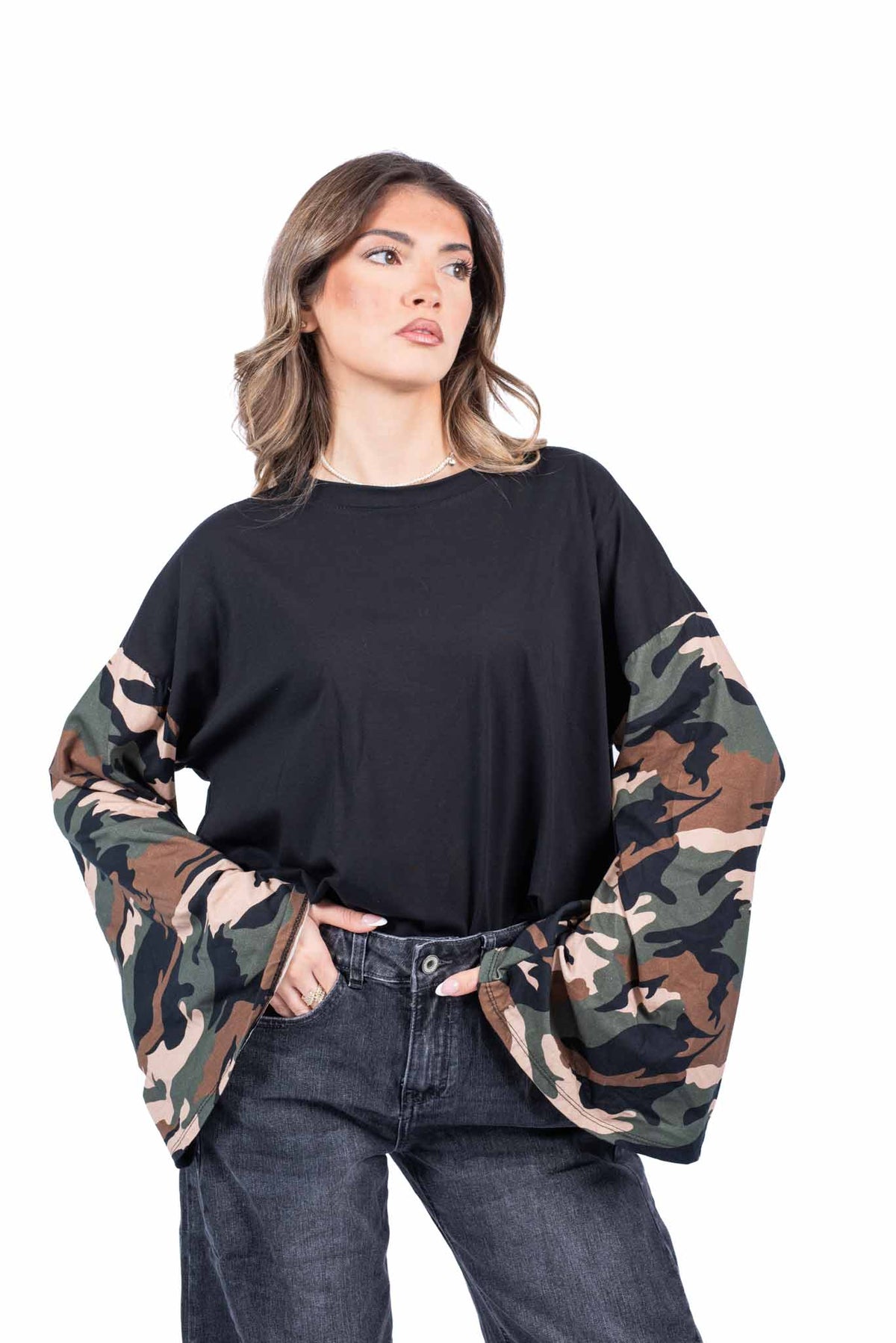 Maglia Nera Oversize con Maniche a Campana Camouflage donna Miss love - 1