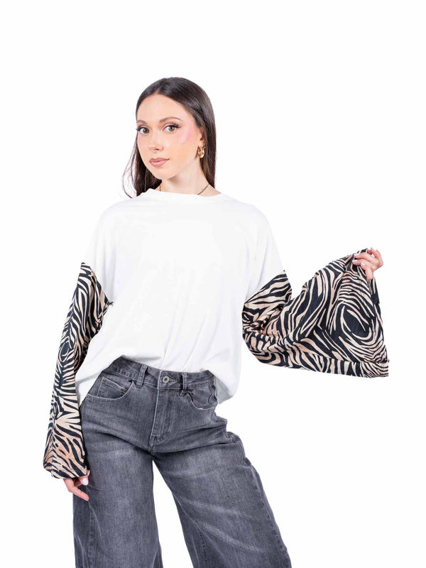 Maglia Bianca Oversize con Maniche a Campana Animalier da donna Miss love