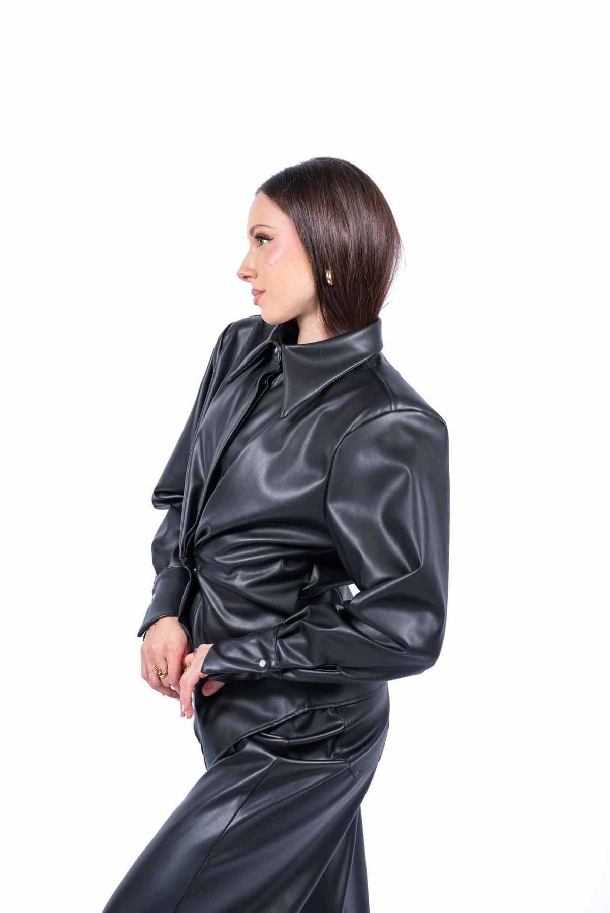 Camicia Drapeggiata in Ecopelle Nera con Collo a Punta donna Tensione in - 4